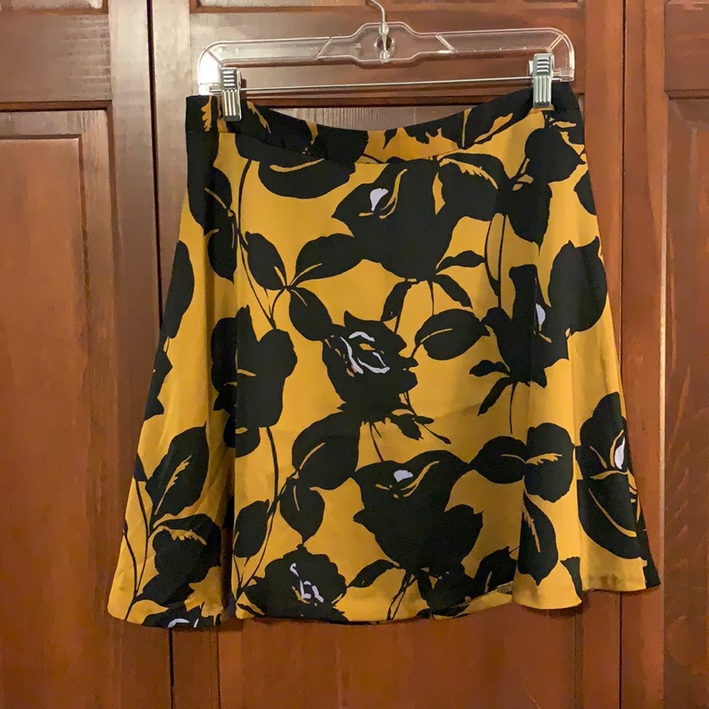 The Limited - Black and gold skirt